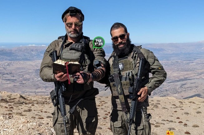 התמים יוסי יעקב מישיבת חזון אליהו תל אביב המשרת במילואים מתחילת המלחמה, במבצע תפילין בנקודה הכי גבוהה בארץ בכתר החרמון 2814 מטר מעל פני הים