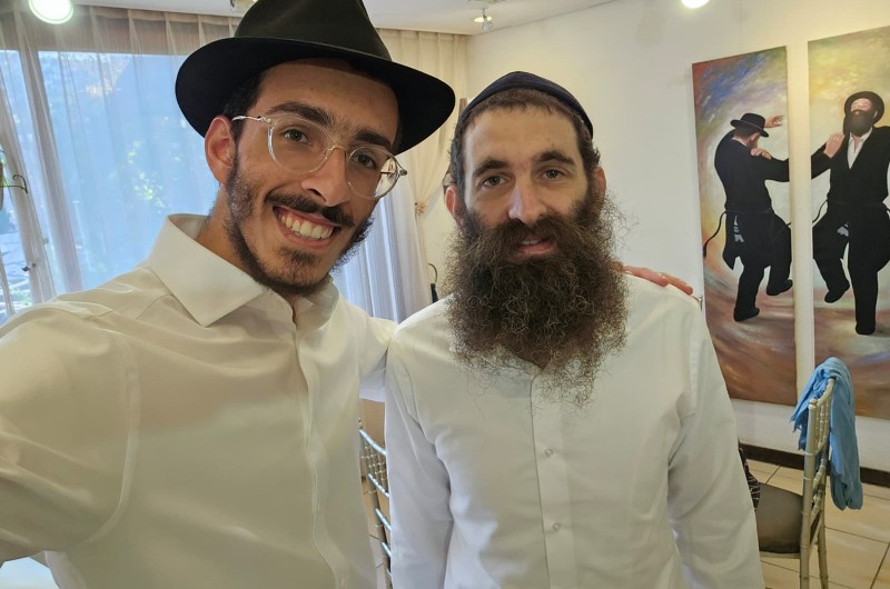 בדרך לשנת שליחות בתאילנד: צלם COL מענדי עקיבא שסיים את שנת ה'קבוצה' ב-770, בעצירת ביניים בעיר סיאול שבדרום קוריאה, עם שליח הרבי במדינה - הרב אשר ליצמן