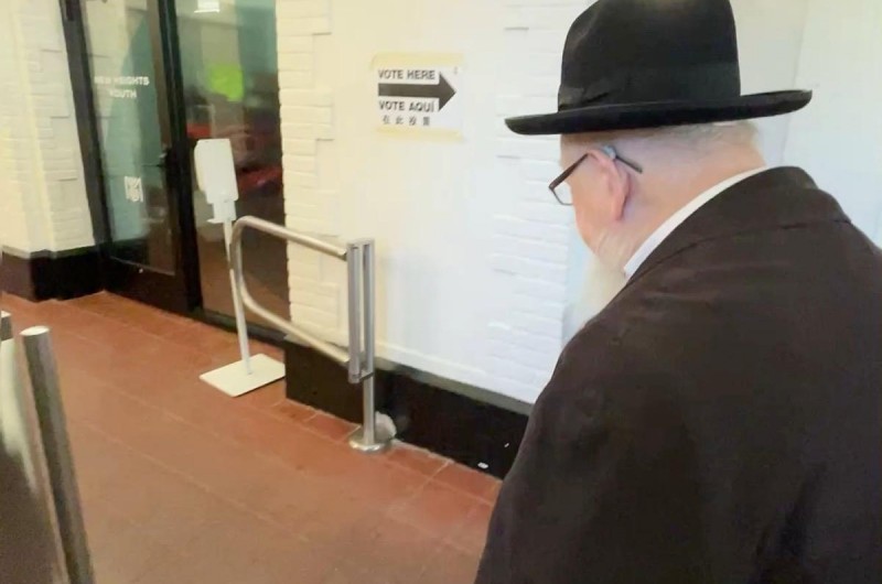 לעתיד טוב לחיי היהודים: הרב עזריאל חייקין, מוותיקי שלוחי הרבי בתפוצות שמתגורר כיום בקראון הייטס, יוצא להצביע בבחירות לראשות עיריית ניו יורק