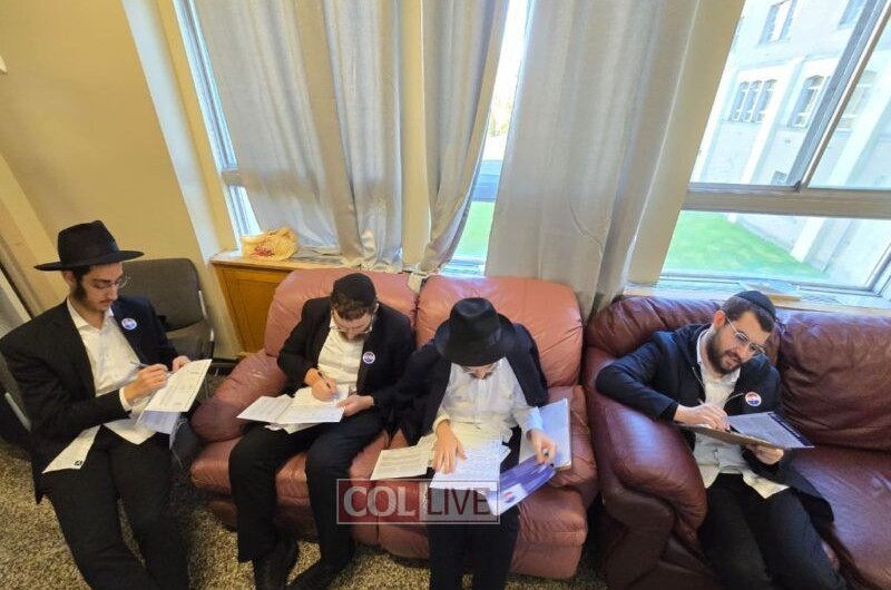 הקרב הסוער בניו יורק: תלמידים שלוחים ב'מתיבתא' בספילד קונטיקט לקחו הפוגה קצרה מהלימודים - כדי להצביע בבחירות הקרבות לראשות עיריית ניו יורק, בהצבעה מוקדמת