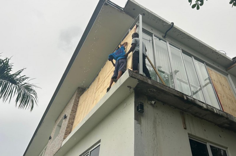 רגע לפני שההוריקן החזק בעולם בדרגה 5 החל להכות באיי-הקאריביים: מיגון חלונות הבית חב