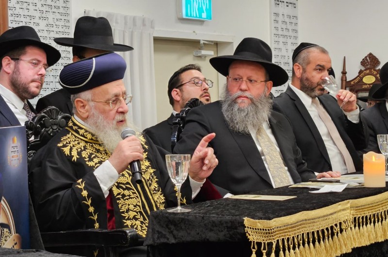 רבה של לוד - הרב שמעון מאיר ביטון, הוזמן לשבת לצדו של הראשל