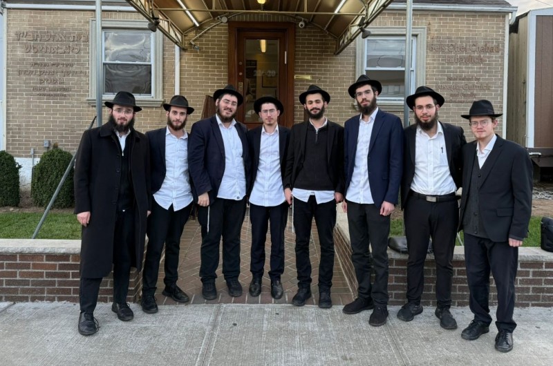 רגע לפני נסיעתם ארצה בסוף שנת ה'קבוצה' בחצרות קודשנו: התלמידים השלוחים לישיבה הקטנה והגדולה בקרית-גת, בתצלום משותף לאחר התפילה אצל הרבי ב'אוהל' הקדוש בניו יורק