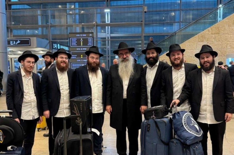 המנהל הרוחני של ישיבת תומכי תמימים בלוד - הרב מנחם קעניג, מקבל את פני התלמידים השלוחים שנחתו הבוקר בשדה התעופה בן גוריון בארה
