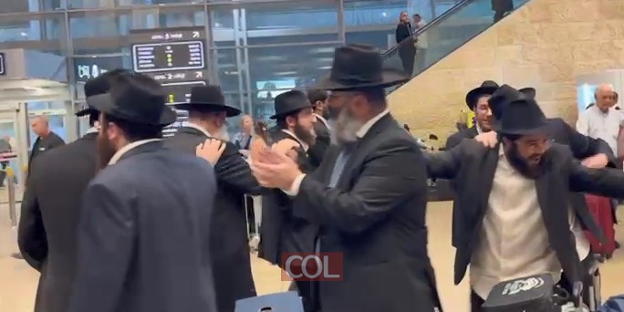 שמחים על הזכות בשליחות החינוכית: התלמידים השלוחים של ישיבת תומכי תמימים בלוד פצחו בריקוד ספונטני עם המנהל הרוחני של הישיבה - הרב מנחם קעניג, עם נחיתתם בנתב