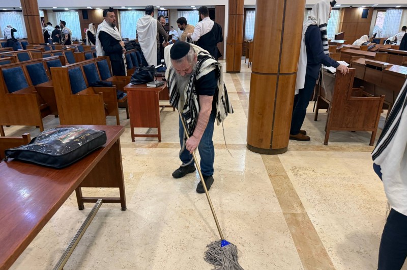 מורא מקדש: מנהל התחזוקה בבית הכנסת המרכזי במוסקבה - ר' מוישה דוקרביץ, מתמסר בעצמו לנקות כתמי קפה על רצפת בית הכנסת (צילום: שייע בטוויטר)