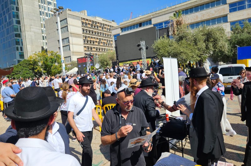 שורד השבי בר קופרשטיין שב להניח תפילין בכיכר החטופים
