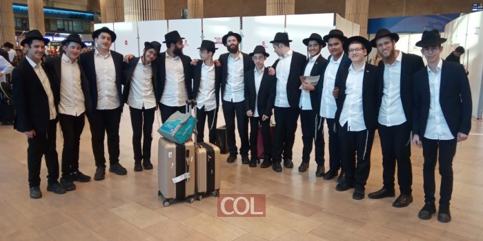 קבלת פנים חמה נערכה בנתב״ג בהגעת התלמידים השלוחים לישיבת תומכי תמימים - נחלת הר חב״ד. התמימים והתלמידים השלוחים פרצו בריקוד שמחה באולם מקבלי הפנים. צפו: