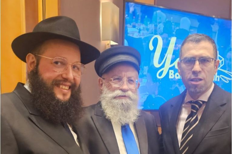 הרב גלויברמן בבר מצווה של הת' יונה סטמבלר, בן השליח בוורשה פולין, בהשתתפות אנשי השגרירות. נפגש גם עם הת' יצחק חיים ברבש,  שגדל כבן יחיד למשפחה שאינה שומרת תומ