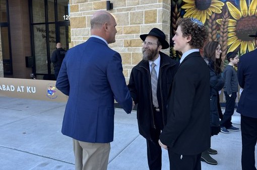 תומך בפעילות: מזכיר המדינה של קנזס - סקוט שוואב, השתתף בטקס חנוכת המבנה החדש של בית חב