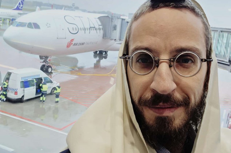 שחרית בשדה התעופה: אחרי ששימח בחגיגת הבר-מצווה של התמים יונה סטמבלר, בן שליח הרבי בוורשא שבפולין - הרב שלום דוב בער סטמבלר, הזמר החב