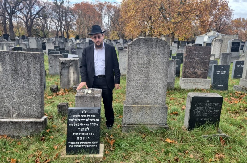 הרב מנחם לאזאר משלוחי הרבי ברומא שבאיטליה מתפלל בקברם של הסבא וסבתא רבה שלו, שטמונים בבית העלמין היהודי בוינה שבאוסטריה