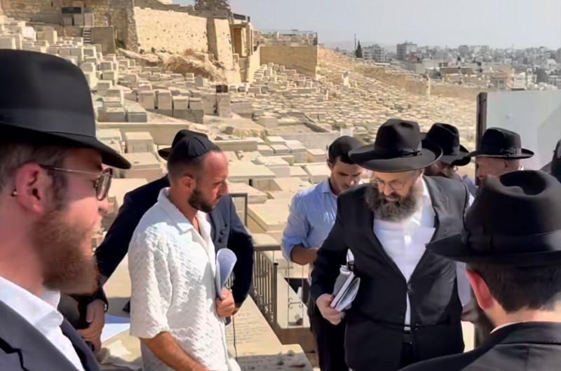 מקורבים ובני משפחה עלו לקברו של הרב מולע אזימוב ע