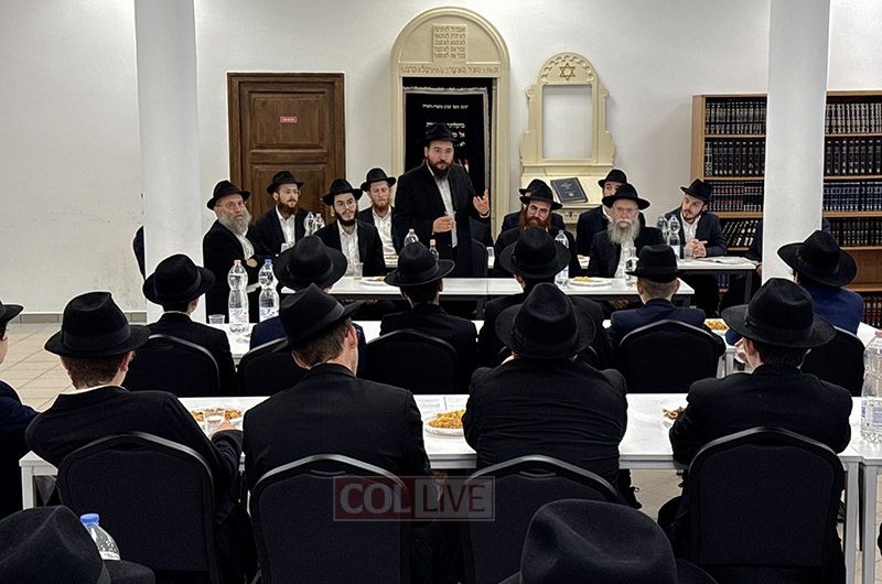 הקבוצה הראשונה של תלמידי השלוחים שהמריאה מבית חיינו-770 בניו יורק, הגיעה לישיבת תומכי תמימים החדשה אוסטרו-הונגריה והתקבלה בהתרגשות רבה על ידי התלמידים והצוות