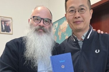 השליח לא דמיין את זה: האיש במפעל ביקש להראות לו ספר