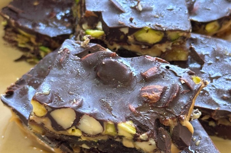 חטיף אנרגיה בריאותי: בלי אפייה ועם ארבע שכבות ממכרות