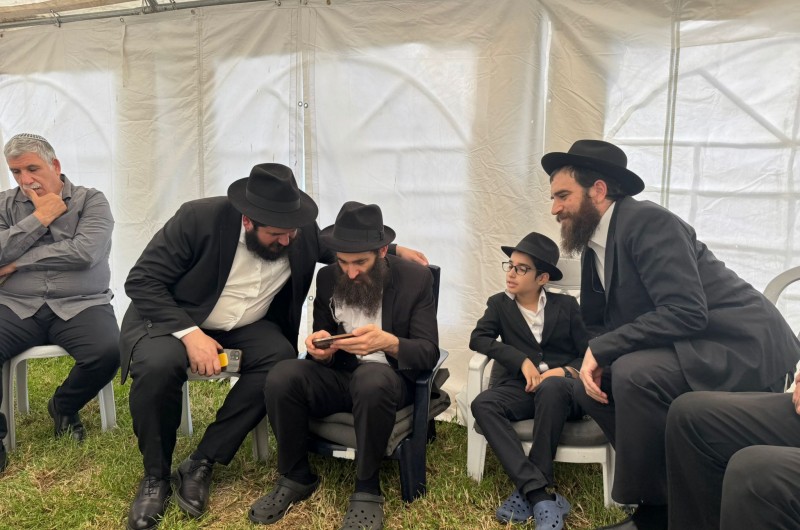 הרב מענדי קוטלרסקי מה'מרכז לענייני חינוך', השליח הרב מנחם הרטמן מויטנאם, ראש העיר קרית מלאכי ללו זוהר וידידים נוספים בניחום אבלים אצל השליח לקוריאה הרב אשר ליצמן, היושב 'שבעה' על בנו