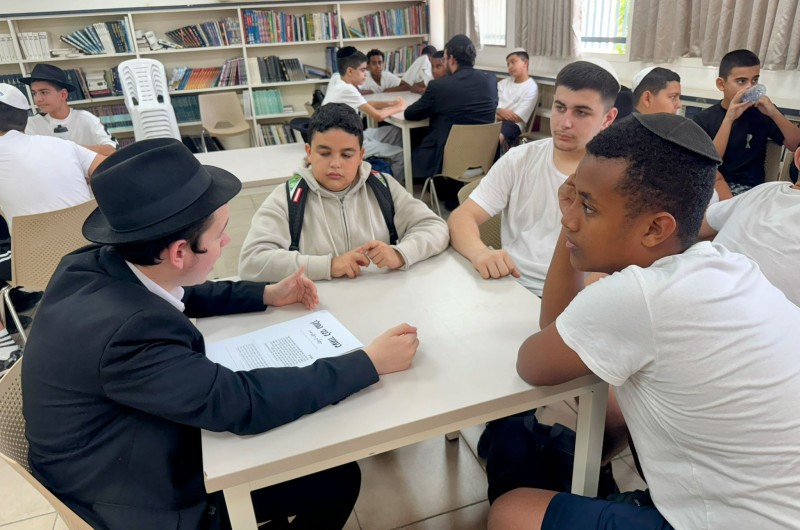 ממשיכים בחברותא: בתום הפסקה בזמן חודש חגי תשרי, חודשו הלימודים השבועיים בין תלמידי ישיבת חב
