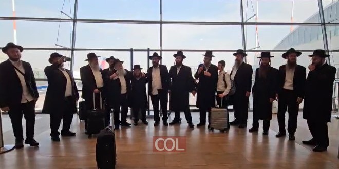 קבוצת חסידים ששוקדים על התורה בכולל החסידות בביתר-עלית בראשות הגאון הרב שולם רבינוביץ' בריקוד בנתב