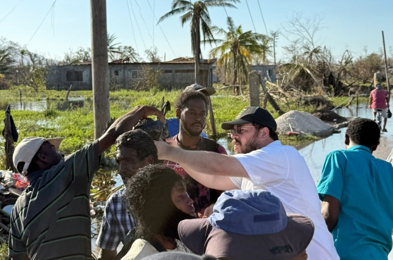 אור לגויים: שליח הרבי בג'מייקה שבאיים הקאריביים - הרב יעקב רסקין, מסייע גם למקומיים בנוסף לקהילה היהודית לאחר אסון הטבע ההוריקן 'מליסה' שגרמה נזק רב, ומקדש שם שמים ברבים