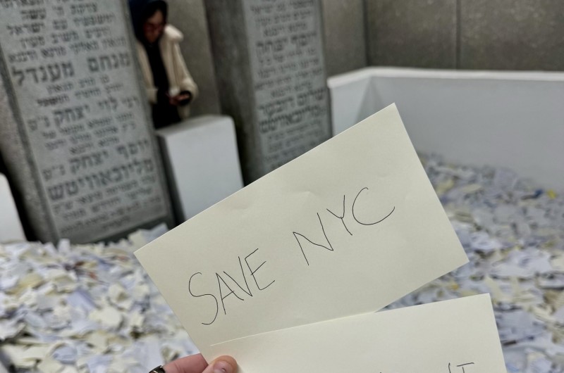 הבחירות לראשות עיריית ניו-יורק הגיעו הלילה ל'אוהל': תושב דואג שהגיע לשאת תפילה בציון הקדוש - ביקש בפתקו שמירה על העיר מהמנצח לראשות העיר המוסלמי - זוהרן ממדאני