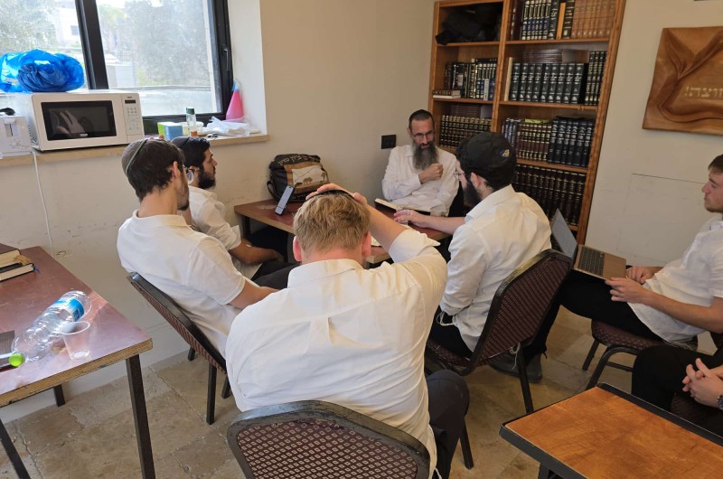 הרב דני כהן משלוחי הרבי בחברון בשיעור חסידות בוקר לתמימים השלוחים הפועלים עם כוחות הביטחון וחיילי צה