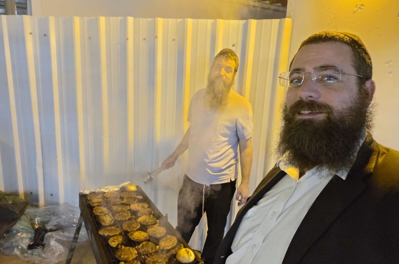 אחים לנשק - ולקירוב לבבות: שליח הרבי לכוחות הביטחון - הרב מנדי אופן ואחיו בהכנת הבשרים לערב מיוחד שערכו לחיילי צה