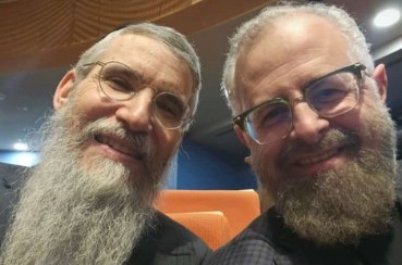 המלחין הוותיק והאגדי יוסי גרין עם הבעל מנגן החסידי ר' אברמל פריד, בצילום סלפי בדרכם למופע נוסף בארץ הקודש