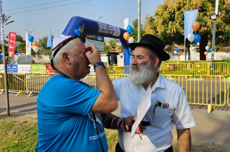במירוץ לוד: רבים הניחו תפילין בדוכן שהקים מנהל בית חב