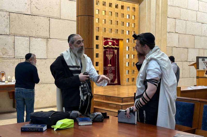 שְׁמַע בְּנִי מוּסַר אָבִיךָ: הרב ברוך קליינבערג, רב בית חב״ד שכונת סוקול במוסקבה, בשיחה עם בנו הרב מנחם מענדל קליינבערג, רב שכונת זילונגרד בעיר (צילום: שייע בטוויטר)