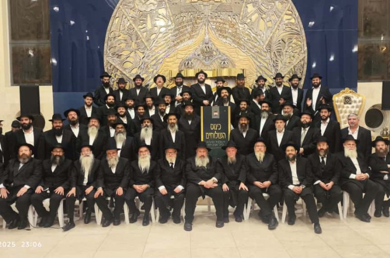 לפני ההמראה לניו-יורק: בצאת השבת התכנסו עשרות משלוחי הרבי ומנהלי בתי חב