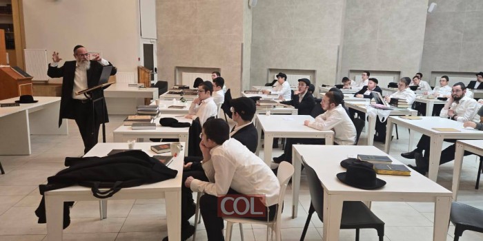 הגה״ח ר׳ יעקב גולדשמיד, מראשי ישיבת תומכי תמימים בכפר חב״ד, שהגיע לביקור במוסקבה, במסירת שיעור כללי עיוני לתלמידי הישיבה קטנה במוסקבה
