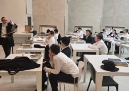 הגה״ח ר׳ יעקב גולדשמיד, מראשי ישיבת תומכי תמימים בכפר חב״ד, שהגיע לביקור במוסקבה, במסירת שיעור כללי עיוני לתלמידי הישיבה קטנה במוסקבה