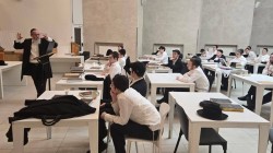 הגה״ח ר׳ יעקב גולדשמיד, מראשי ישיבת תומכי תמימים בכפר חב״ד, שהגיע לביקור במוסקבה, במסירת שיעור כללי עיוני לתלמידי הישיבה קטנה במוסקבה