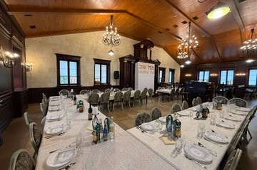 התוועדות בהיכל בית הכנסת המרכזי: הקהילה היהודית בסמולנסק הסמוכה לליובאוויטש ברוסיה, חגגה יובל שנים להולדת רב העיר - השליח הרב לוי יצחק מונדשיין. מזל טוב!