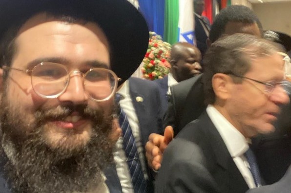 שליח הרבי לזמביה הרב מנדי הרצל משתתף באירוע קבלת פנים לנשיא יצחק הרצוג\ שמבקר לראשונה במדינת זמביה. הנשיא התקבל בטקס רשמי על ידי נשיא זמביה האקאינדה היצ'ילמה, ידיד גדול של ישראל ושל השליח הראשי