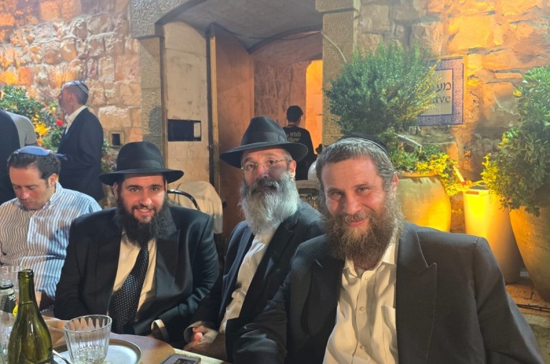 הבלוגר ויועץ התיירות החרדי - דודי רובינשטיין, השתתף בסעודת היארצייט הראשון של שליח הרבי באיחוד האמירויות - הקדוש הרב צבי קוגן הי