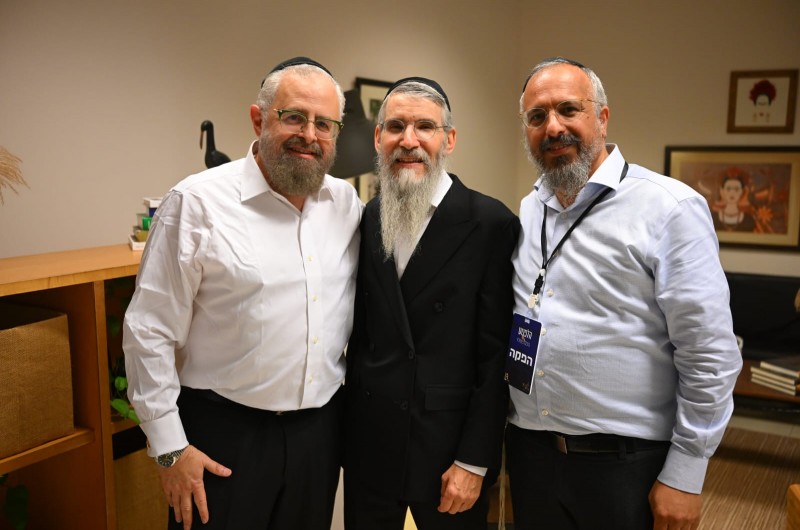 באירוע הוקרה לחזן העולמי - יצחק מאיר הלפגוט: ר' שניאור ג'רופי מחברת המחשקים 'ישראטויס' יחד עם ענקי הזמר החסידי - אברהם פריד ויוסי גרין (צילום: מענדי הכטמן)