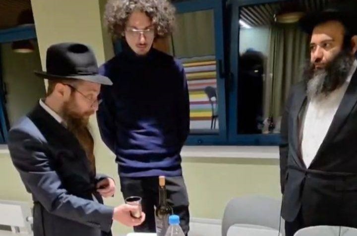 נער יהודי המקורב לבית חב