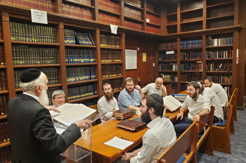 ראש כולל 'צמח צדק' בירושלים העתיקה - הרב יוסף צבי סגל, במסירת שיעור תורה בבית הכנסת הגדול שב׳באל הרבור' אשר נוסד ע