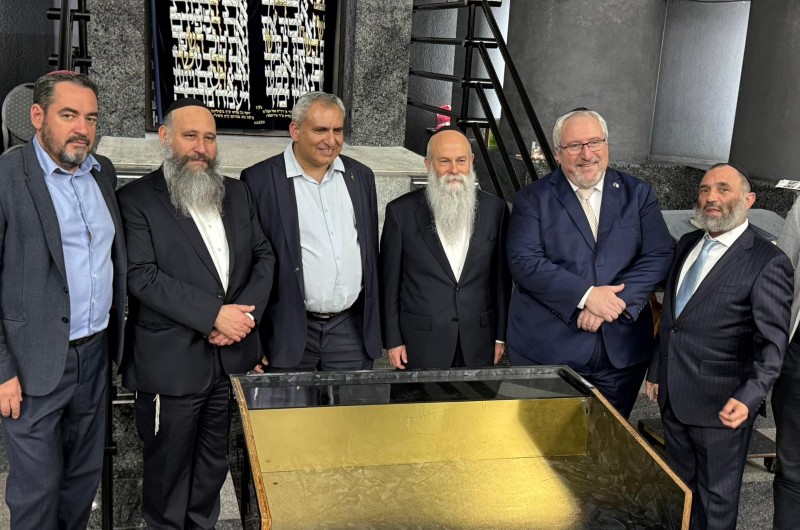 השר אלקין ביקר ב''מנורה'' והתרגש מהחומש המתורגם