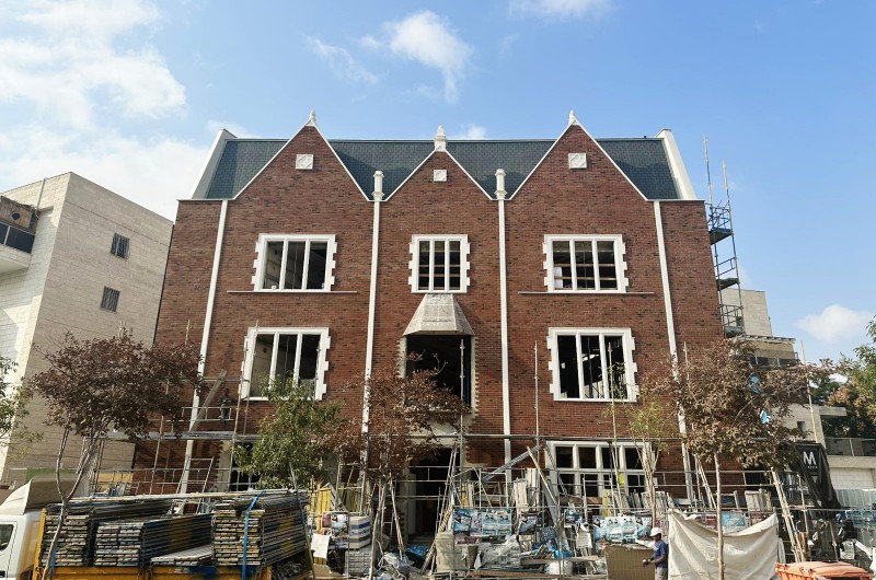 הולכות ונשלמות ההכנות לסיום בניין 770 בשכונת נחלת מנחם של מרכז תפארת אליעזר אותו מנהל הרב מענדי לרנר. במקום פועל ביכנ