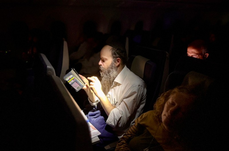 לאור הפנס: שלוחי הרבי מנצלים את הטיסה ללימוד התורה