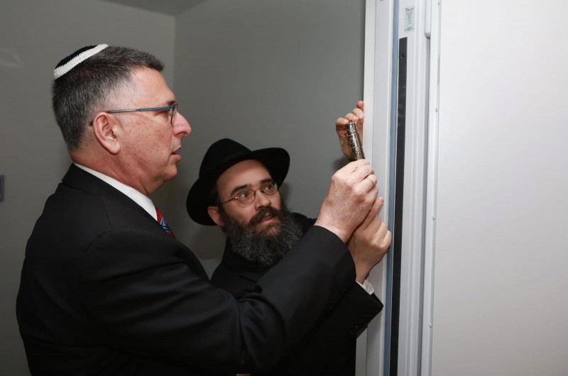 מזוזה עם שליח הרבי: שר החוץ חנך את השגרירות באסטוניה