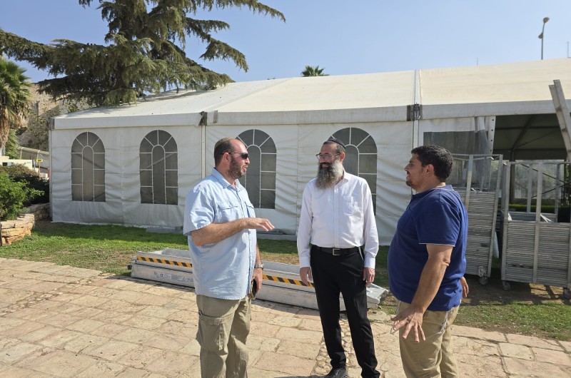 שליח הרבי בחברון - הרב דני כהן, בהכנות האחרונות והקמת אהלי הסעודות והלינה - לקראת אירוח ההמונים בשבת פרשת 'חיי-שרה' בסמוך למערת המכפלה וקברי האבות 