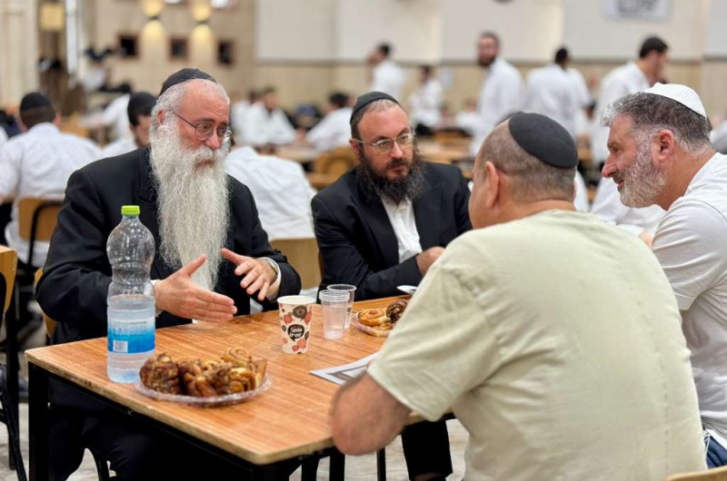 מעשה בחברותא: שליח הרבי בגוש-הגדול בתל-אביב, הרב אליהו שוויכה הגיע עם מקורביו לזאל הישיבה הגדולה בכפר חב