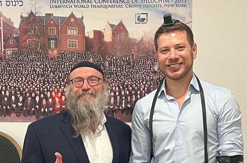 לפני הרצאה בבית חב