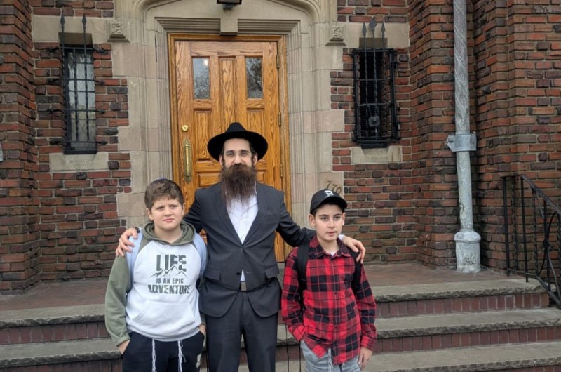 רב בית הספר מיר אינטלקט במוסקבה - הרב דוד אוסאדצ’י, מלווה שני תלמידים שזכו בפרס מיוחד מטעם ״קרן 770״, לביקור ותפילה אצל הרבי