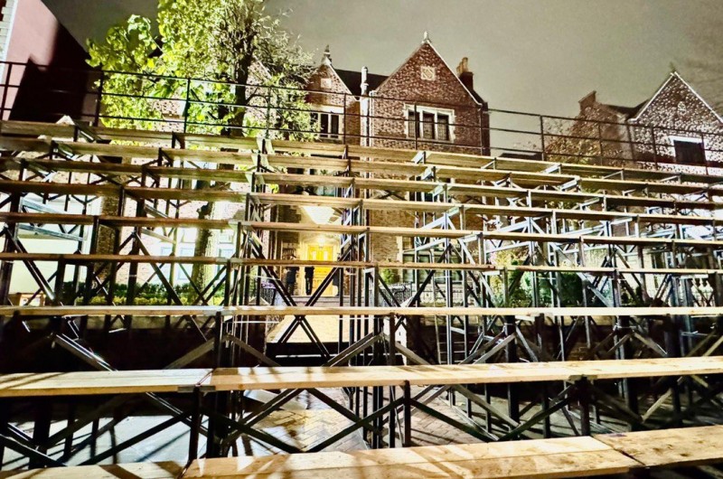 הטריבונות עומדות: רחבת 770 מוכנה לתמונת השלוחים תשפ