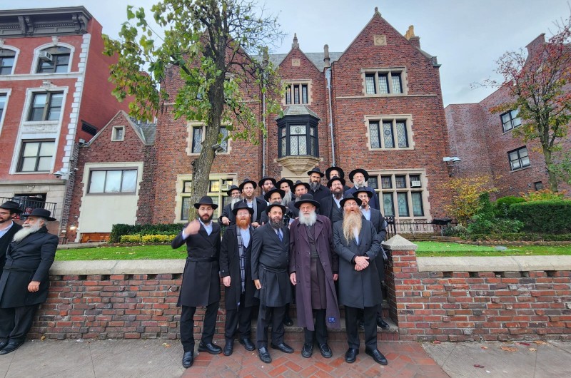 שלוחי הרבי בירושלים, המשתתפים בכינוס השלוחים העולמי, התכנסו לתמונה הקבוצתית המסורתית בחזית בית חיינו – 770